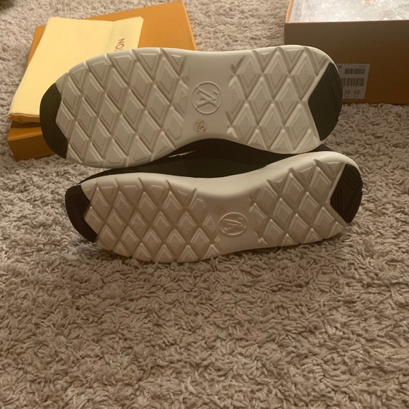 Louis Vuitton Black and White Sneakers Sleek Design - Picture 4 of 7